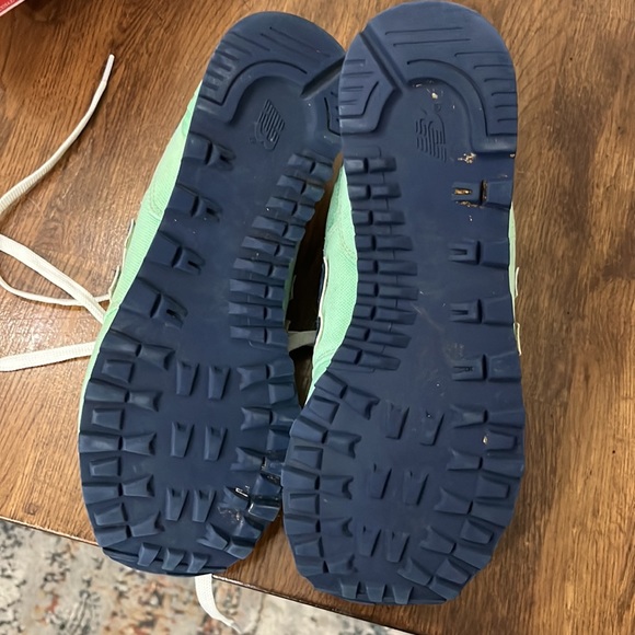 Women’s New Balance 574 - Picture 2 of 4